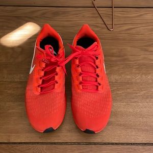 Men’s 7.5 orange Nike zoom Pegasus 37. Excellent condition. Never worn